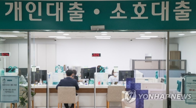 이자장사 경고에 은행 '화들짝'…앞다퉈 대출금리↓·예금금리↑ 이자장사 경고에 은행 '화들짝'…앞다퉈 대출금리↓·예금금리↑