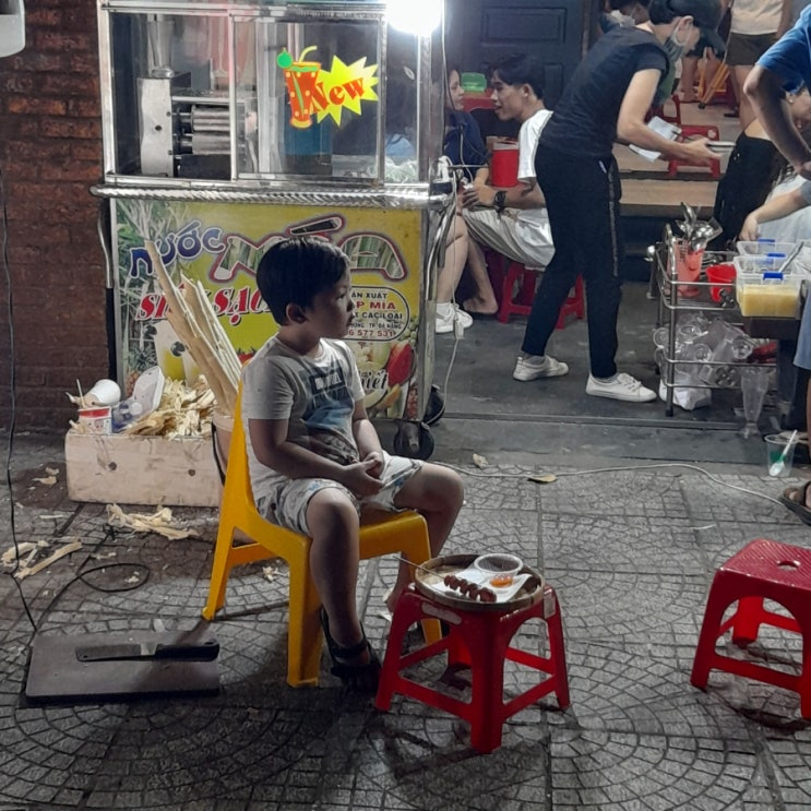 베트남 호이안 여행 잊혀지지 않을 호이안 야시장의 인파