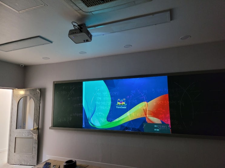 학원 강의실에 칠판 판서 수업용 뷰소닉 빔프로젝터 2대 천장 설치 학원 강의실에 칠판 판서 수업용 뷰소닉 빔프로젝터 2대 천장 설치