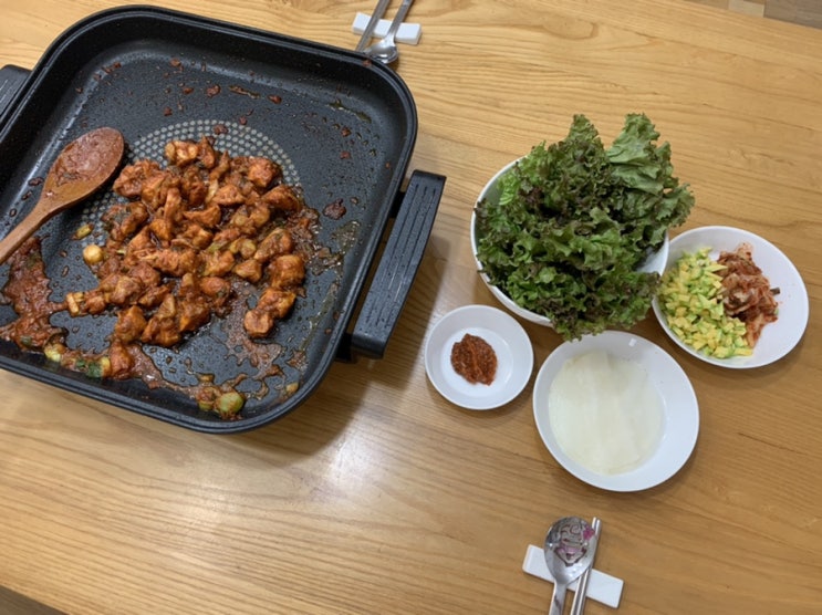 춘천에서 직접 제조하는 닭갈비를 보내주는 조선팔도 춘천 닭갈비 밀키트로 간단하게 볶아서 먹은 저녁 춘천에서 직접 제조하는 닭갈비를 보내주는 조선팔도 춘천 닭갈비 밀키트로 간단하게 볶아서 먹은 저녁