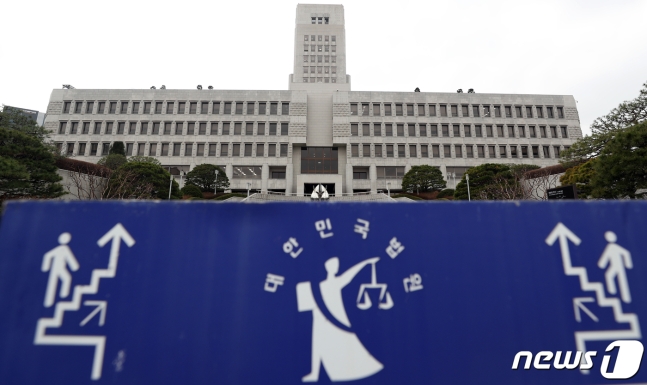 여성 몸 훔쳐볼 목적으로 PC방 출입... <b>대법</b> "<b>건조물침입</b> 아냐"