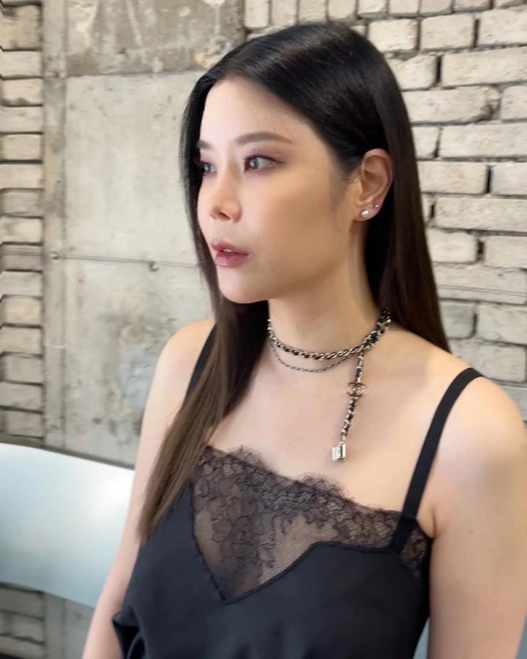 다비치 이해리 결혼식 축가 맡은 가수 린, 시스루 포인트 들어간 원피스 입고 파격적 하객룩 등장 다비치 이해리 결혼식 축가 맡은 가수 린, 시스루 포인트 들어간 원피스 입고 파격적 하객룩 등장