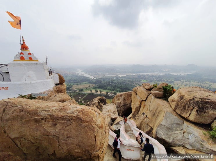 인도 함피 여행, 575개의 하얀 계단을 오르면 있는 사원은?