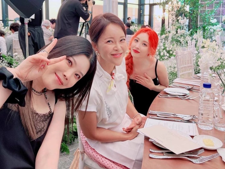 가수 백지영, 이해리 결혼 참석 인증샷 공개...조용하게 식 올렸는데 당일 현장 사진 노출됐다 가수 백지영, 이해리 결혼 참석 인증샷 공개...조용하게 식 올렸는데 당일 현장 사진 노출됐다