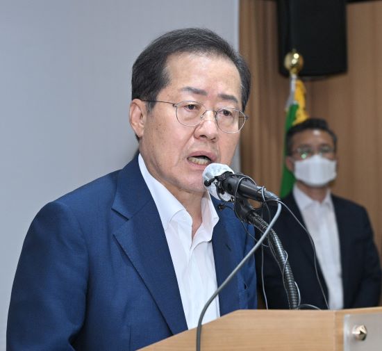 <b>홍준표</b> 대구시장 "민간공항 국비 지원  `<b>특별법</b>` 곧 발의"