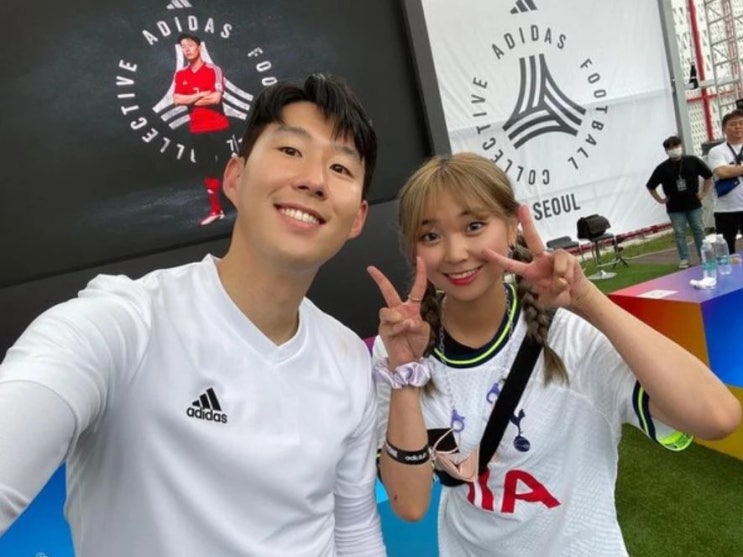 손흥민과 전 치어리더 김차윤의 셀카, 운동복 입고 브이 자 그리며 다정하게 사진 찍어 손흥민과 전 치어리더 김차윤의 셀카, 운동복 입고 브이 자 그리며 다정하게 사진 찍어