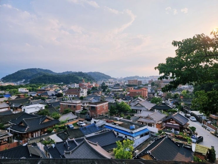  스물다섯 스물하나 촬영지에서 바라본 전주 한옥마을 경관, 전주 영화의거리