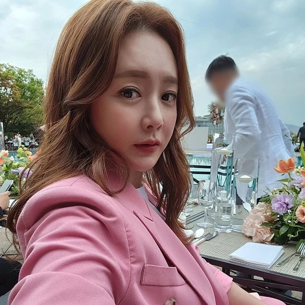 가수 금잔디, 10억 원대 계약금 제안받고 긍정 논의 중...김호중 소속사가 영입 제안 가수 금잔디, 10억 원대 계약금 제안받고 긍정 논의 중...김호중 소속사가 영입 제안