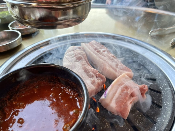 바다뷰와 함께 제주 흑돼지 먹기 "바다를 본 돼지" 전복내장소스와 밥한공기 뚝딱!