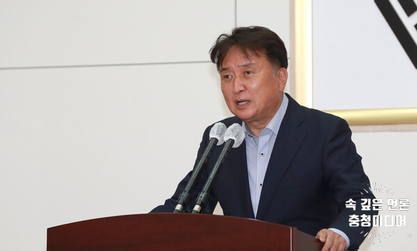  김영환 충북지사 현금성 공약 후퇴 …"도민 기만" 비판