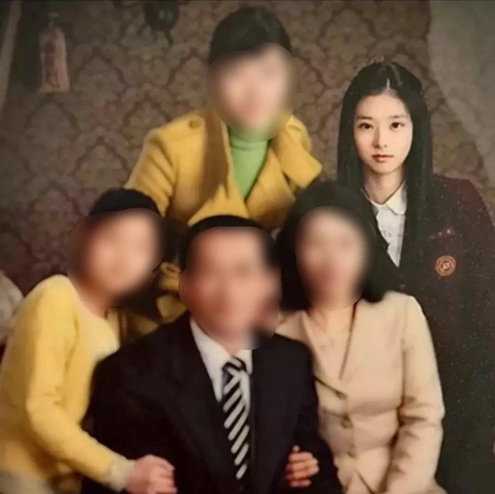 '종이의 집' 출연으로 연기력 인정받은 배우 이주빈, 고등학교 시절 외모가 네티즌들에게 주목 '종이의 집' 출연으로 연기력 인정받은 배우 이주빈, 고등학교 시절 외모가 네티즌들에게 주목
