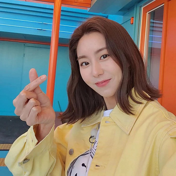 걸그룹 애프터스쿨 출신 배우 유이, 신사동 가로수길 카페서 특이한 인증샷 남겨 걸그룹 애프터스쿨 출신 배우 유이, 신사동 가로수길 카페서 특이한 인증샷 남겨