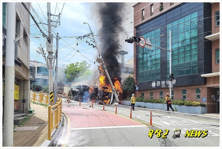 부산 영도서 <b>전신주</b> 등과 충돌한 <b>정화조</b> 차량 옆으로 넘어지며... 