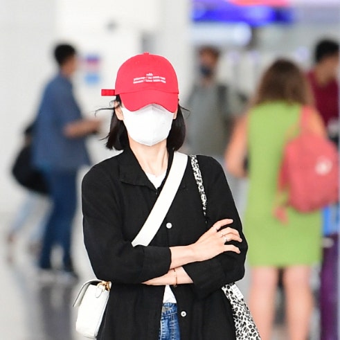  송혜교 공항패션 펜디 바게트백 에코백 볼캡