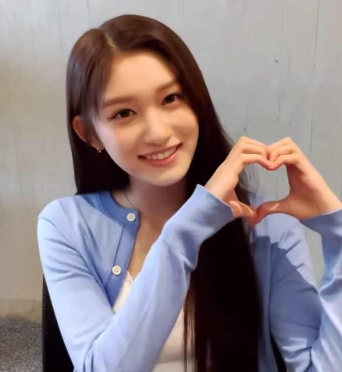  아이브 이서 연예인 패션 미니골드 이서귀걸이 따라하고픈 20대여자 여름 주얼리 추천