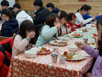 같이 먹고, 함께 놀고…“식당 가는 날만 기다려요” 같이 먹고, 함께 놀고…“식당 가는 날만 기다려요”
