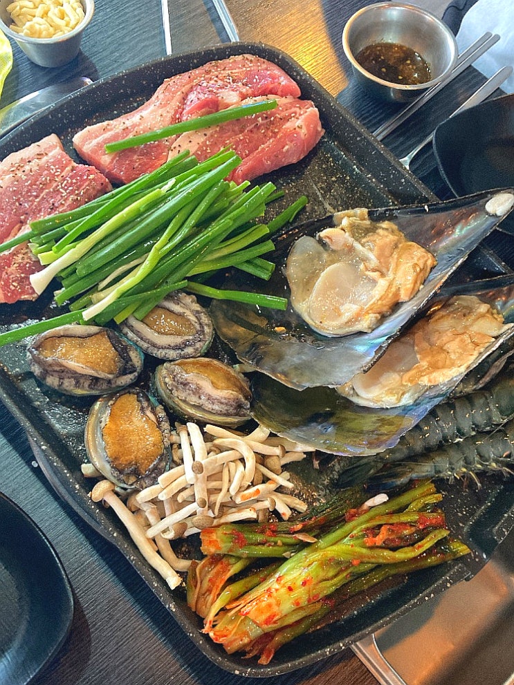 경남 거제도 맛집 푸짐한 꽃삼겹삼합 '더꽃 본점' 경남 거제도 맛집 푸짐한 꽃삼겹삼합 '더꽃 본점'