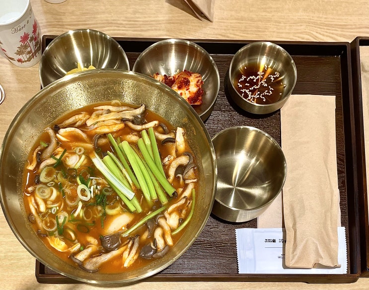  합정 메세나폴리스 식당 정칼에서 장마철 칼국수 정식