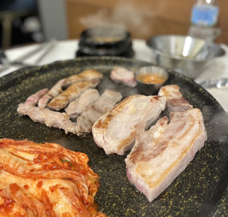  마곡나루역 맛집 돼슐랭에서 김치삼겹살 굽굽