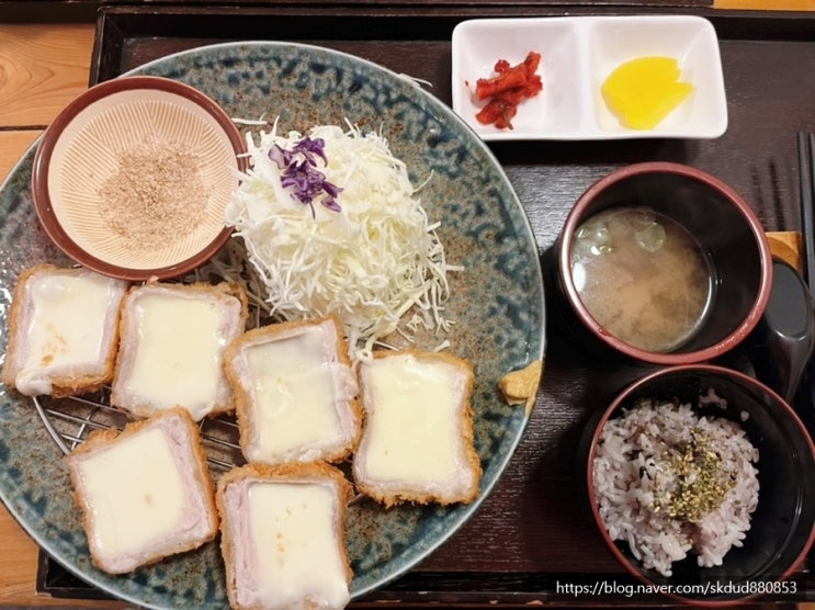  통 모차렐라 치즈와 부드러운 등심이 어우러진 인기 만점 고급 돈카츠 원주 돈가스 맛집 "카츠당"