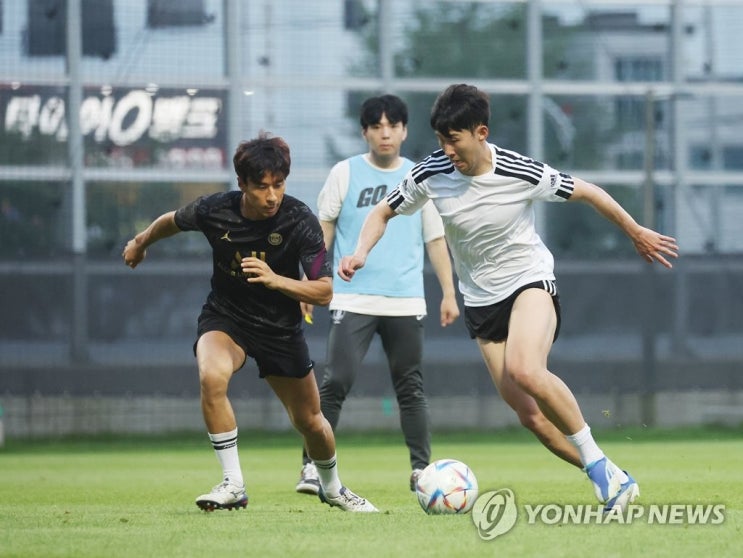조기 축구에 뜬 '득점왕' 손승민... 멀티 골 넣고 찰칵 세러머니.. 조기 축구에 뜬 '득점왕' 손승민... 멀티 골 넣고 찰칵 세러머니..