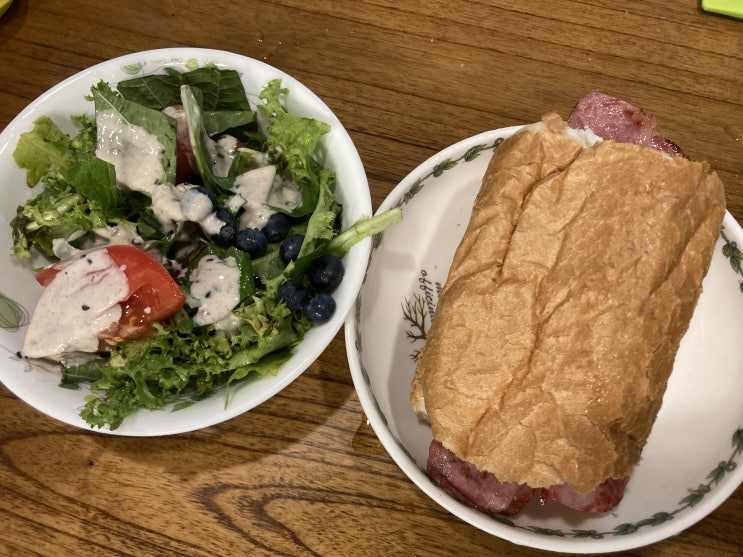 (바게트번) 초간단 유우럽갬성 베이컨 잠봉뵈르 샌드위치 만들기! +프리차드 무염버터 직접키운 야채 샐러드 점심 브런치