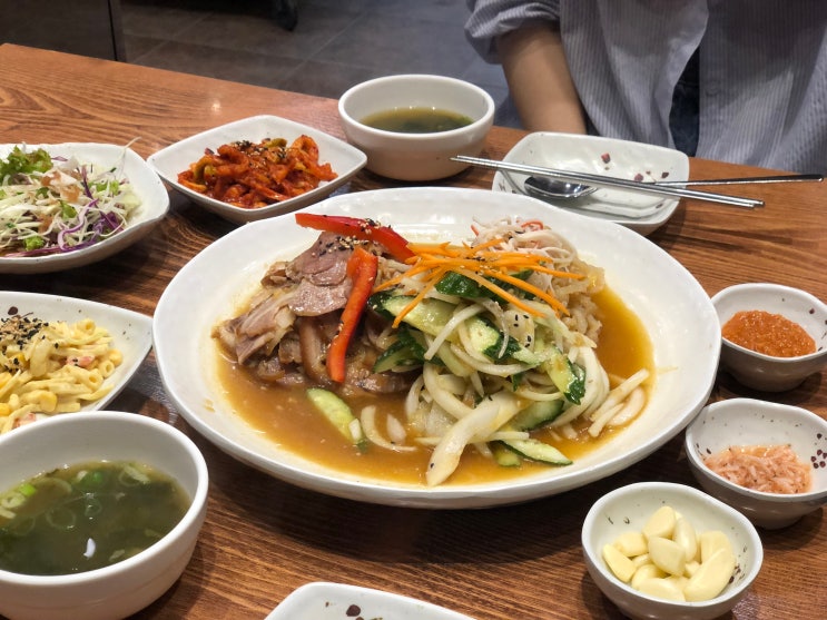  요즘 남포동 냉채족발은 홍소족발