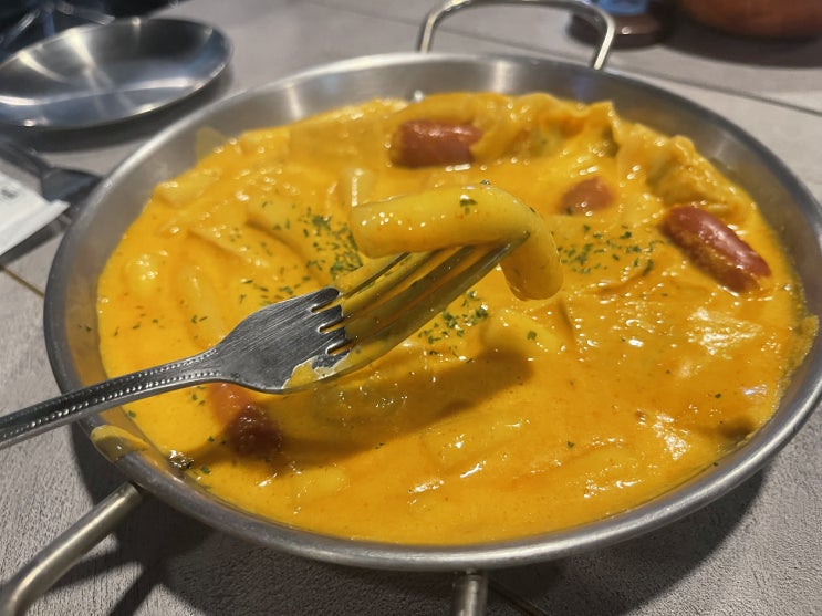  삼층맥주집"로제 떡볶이, 버터 갈릭 프렌치 프라이" 사당동 맛집: 서울/이수역