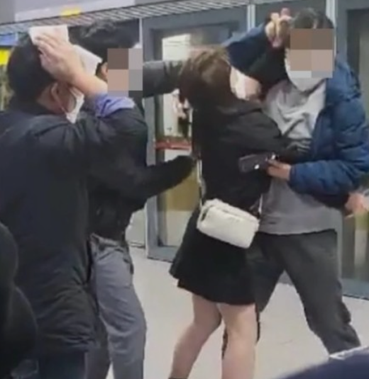  지하철 9호선 휴대폰 폭행녀 1심 실형 선고