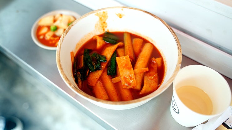  홍제동 떡볶이, 끝내주는 대왕오징어튀김 - OK 분식
