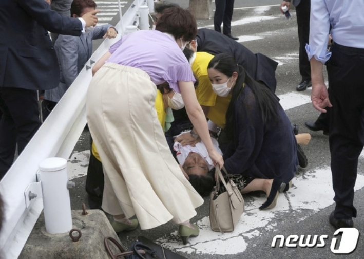 일본 아베 신조 전 총리 유세 중 총격 받아 병원 이송 현재 심정지 상태...