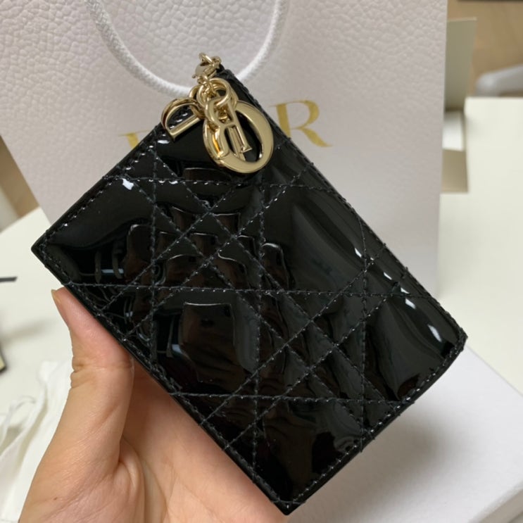  [Dior] 디올 레이디 디올 플랩 카드 지갑 블랙 까나쥬 페이던트 후기