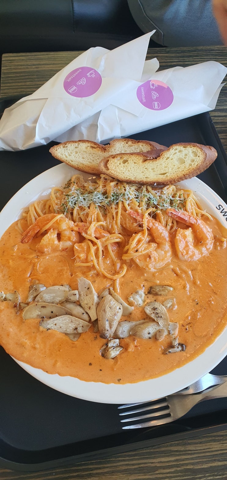  강동구 테라스 브런치 카페 스윗솔트. 빵과 스파게티 맛있는 카페. 아이랑 가볼만한곳