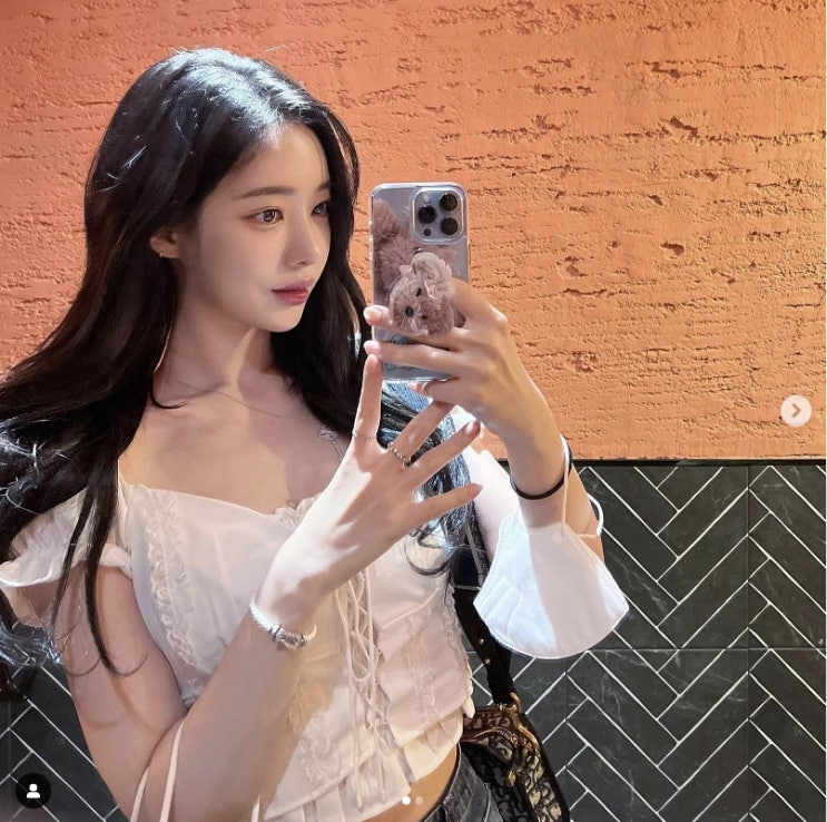 인터넷 방송인 아윤, 끈으로 칭칭 묶은 수영복 입고 몸매 과시하는 파격 사진...복숭아 느낌 인터넷 방송인 아윤, 끈으로 칭칭 묶은 수영복 입고 몸매 과시하는 파격 사진...복숭아 느낌