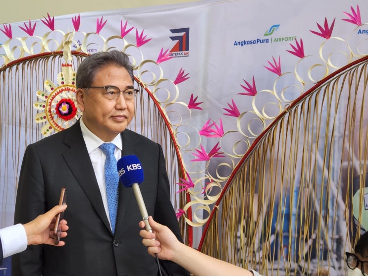 박진 "중국과 관심사 허심탄회 논의…전략적 소통 대단히 중요" 박진 "중국과 관심사 허심탄회 논의…전략적 소통 대단히 중요"