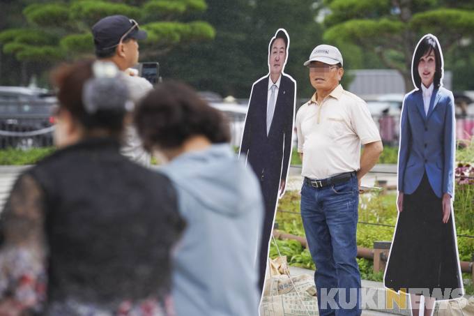  尹 대통령 부부 등신대와 기념촬영하는 시민들