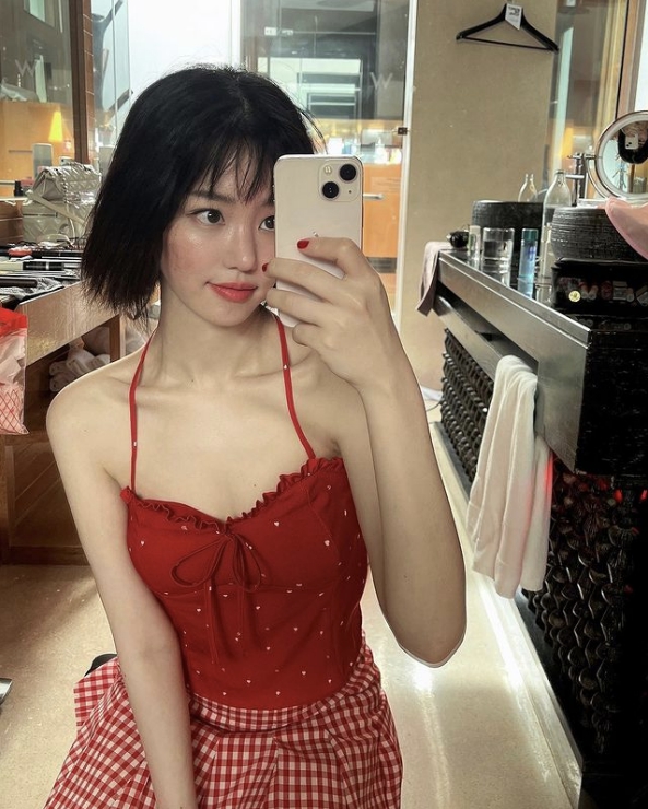 배우 이유비 휴양지 사진, 한 뼘 길이의 과감한 의상...빨갛게 익은 사과처럼 탄 피부 드러나 배우 이유비 휴양지 사진, 한 뼘 길이의 과감한 의상...빨갛게 익은 사과처럼 탄 피부 드러나