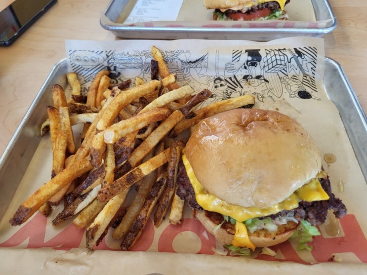미국 MOOYAH Burgers, Fries & Shakes: 맛있는 수제버거 맛!