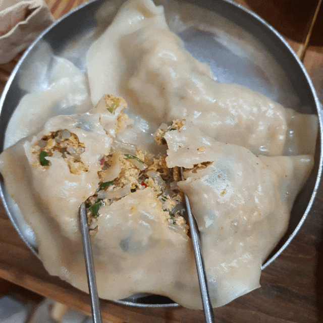  뜨끈한 국물로 이열치열 합정 만두 맛집 남북통일