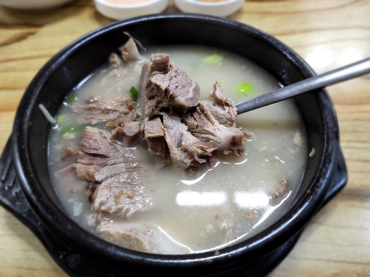  월강돼지국밥 : 연남동에서 즐기는 놀라운 돼지국밥(고기 양>국물)