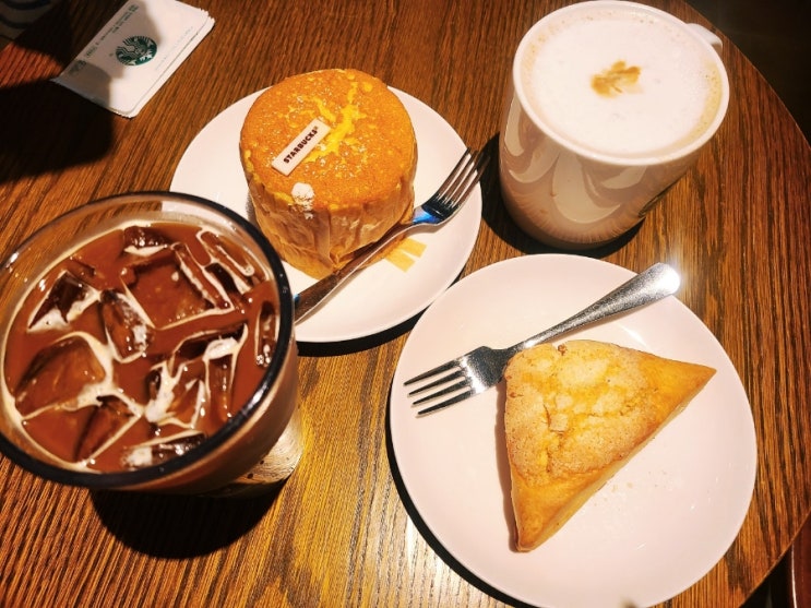 스타벅스 돌체라떼 달달한 맛~ 생크림 카스테라는 역시 스벅!! 스타벅스 돌체라떼 달달한 맛~ 생크림 카스테라는 역시 스벅!!