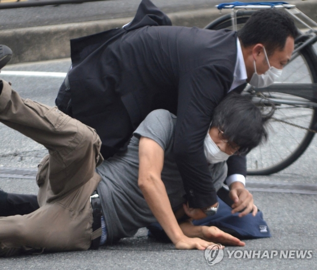 총격범 "아베, 어머니가 빠진 종교단체와 관계있다고 봐 노렸다" 총격범 "아베, 어머니가 빠진 종교단체와 관계있다고 봐 노렸다"