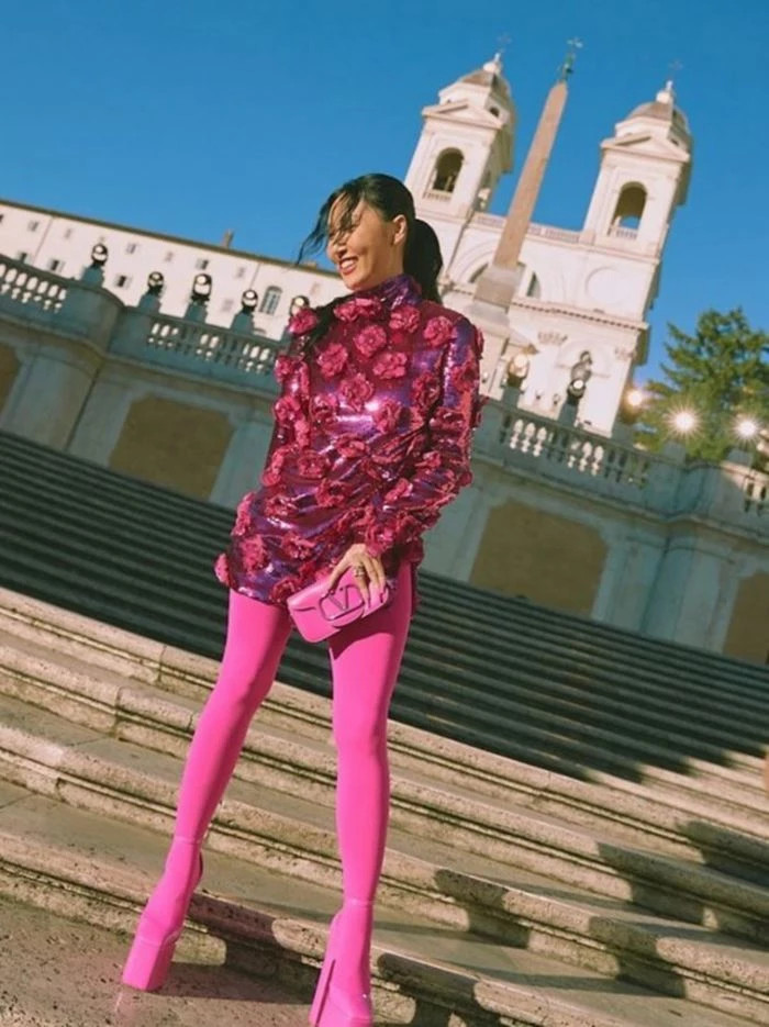 마마무 화사, 범상치 않은 핑크 레깅스 의상으로 이탈리아 로마를 배경으로 시선 사로 잡아