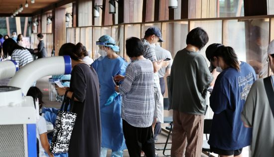 "BA.5, 전파속도 빠르고 백신도 뚫는다"…코로나19 대유행 재현되나 "BA.5, 전파속도 빠르고 백신도 뚫는다"…코로나19 대유행 재현되나