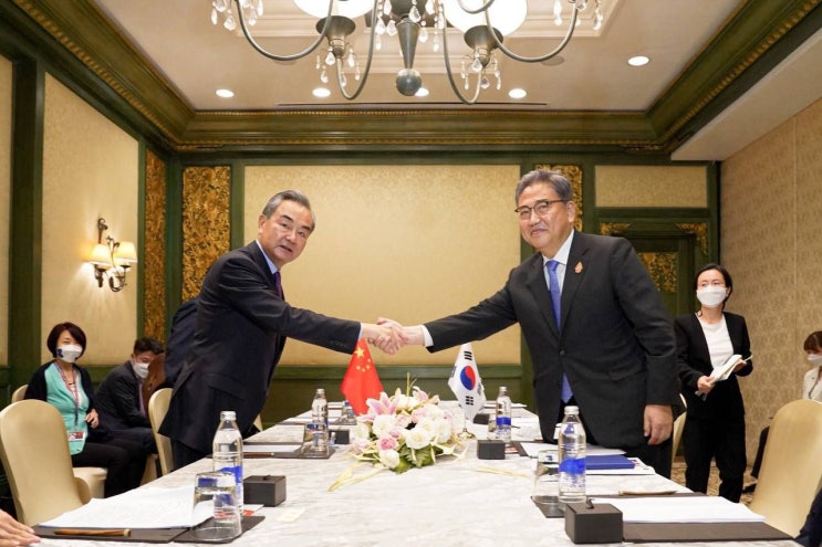 중국 외교부장, 한국에 "냉전사고 되살아나는 것 막아야" 중국 외교부장, 한국에 "냉전사고 되살아나는 것 막아야"
