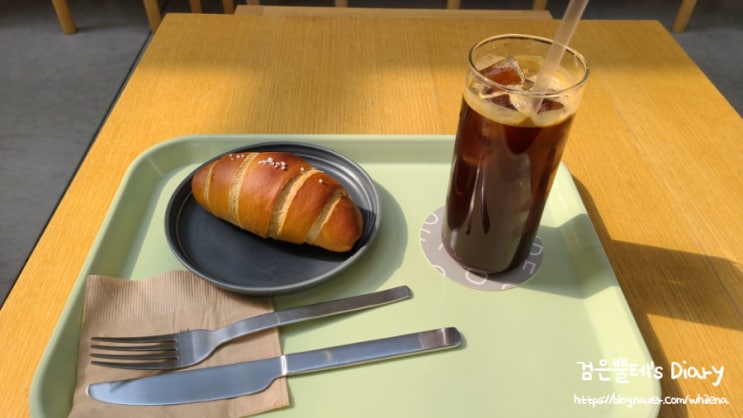  [성수 카페] 모던한 인테리어 핫플 오우드(OUDE)에서 혼자 즐긴 소금빵과 커피, 그리고 여유