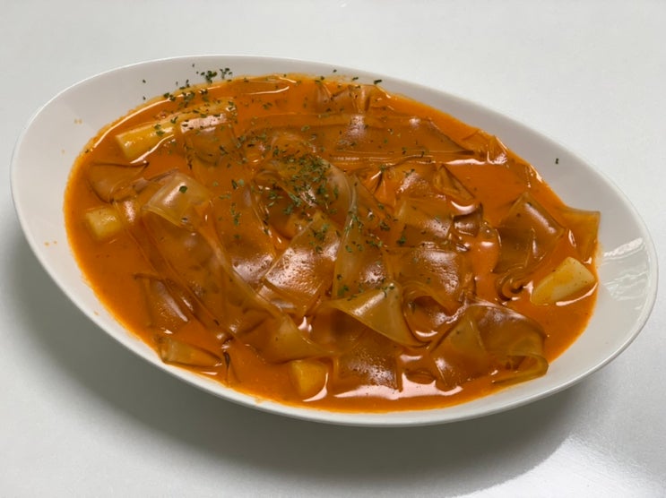 오뚜기 로제떡볶이 매콤달콤한 로제소스에 쫄깃한 밀떡! 거기에 중국당면도 들어있어서 이대로만 끓임 맛보장 오뚜기 로제떡볶이 매콤달콤한 로제소스에 쫄깃한 밀떡! 거기에 중국당면도 들어있어서 이대로만 끓임 맛보장