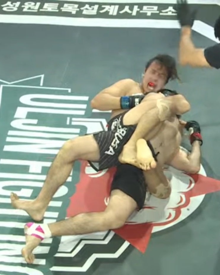  전호철, 샤크 허 상대로 1라운드 서브미션승