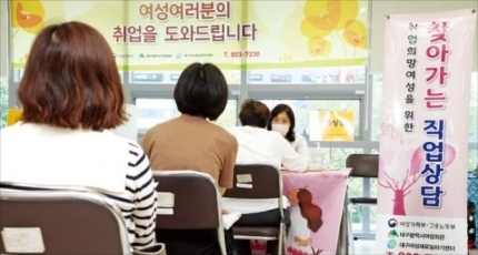아기 낳고 5년 간 쉬었다가…국민연금 수령액 10% 넘게 줄어든다 아기 낳고 5년 간 쉬었다가…국민연금 수령액 10% 넘게 줄어든다