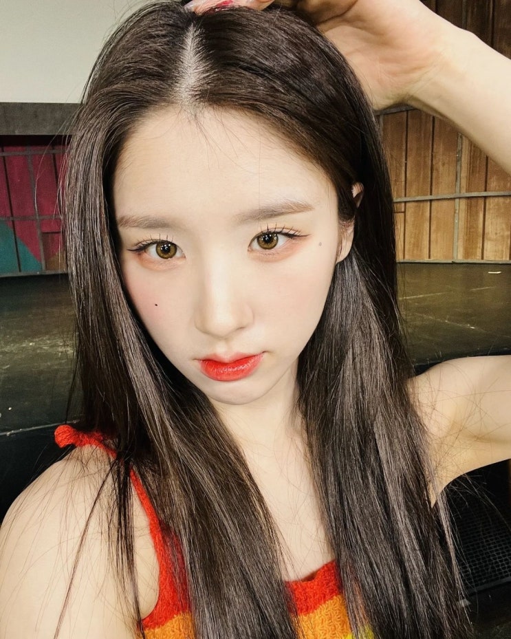 이달의 소녀 하슬, 짙은 메이크업으로 화려한 아름다움 자랑...야윈 몸매가 시선을 끈다 이달의 소녀 하슬, 짙은 메이크업으로 화려한 아름다움 자랑...야윈 몸매가 시선을 끈다